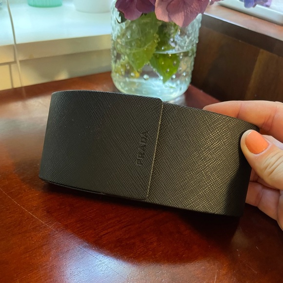 Prada sunglasses with case & cloth - Picture 9 of 11